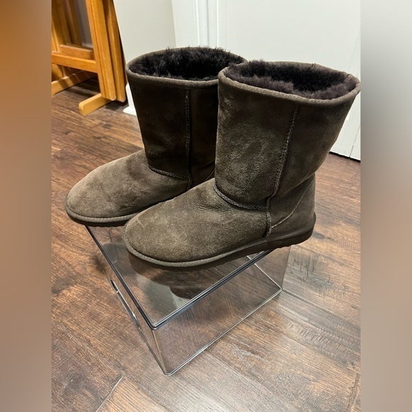 Ugg Australia Women’s Classic Short Boots 5825 Size W9 Color Chocolate - Picture 1 of 11